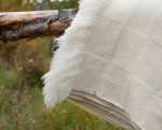 Близък план на тежко одеяло от мериносова вълна върху дърво