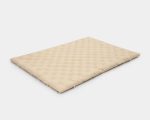 Вълнен топ матрак на бял фон