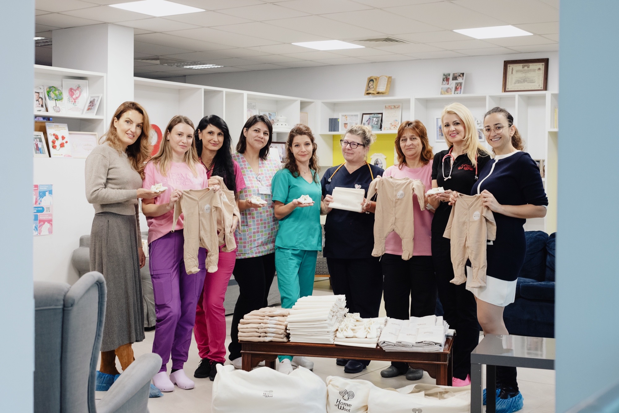 Росица Петрова от Home of Wool и Силвия Павлова от Wooden Spoon дарение за болница др. Щерев с екип родилно и неонатално отделение