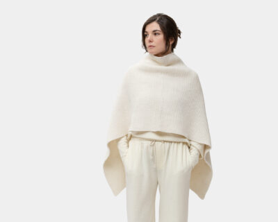 жена, която носи home of wool пончо