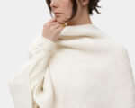 жена, която носи home of wool пончо